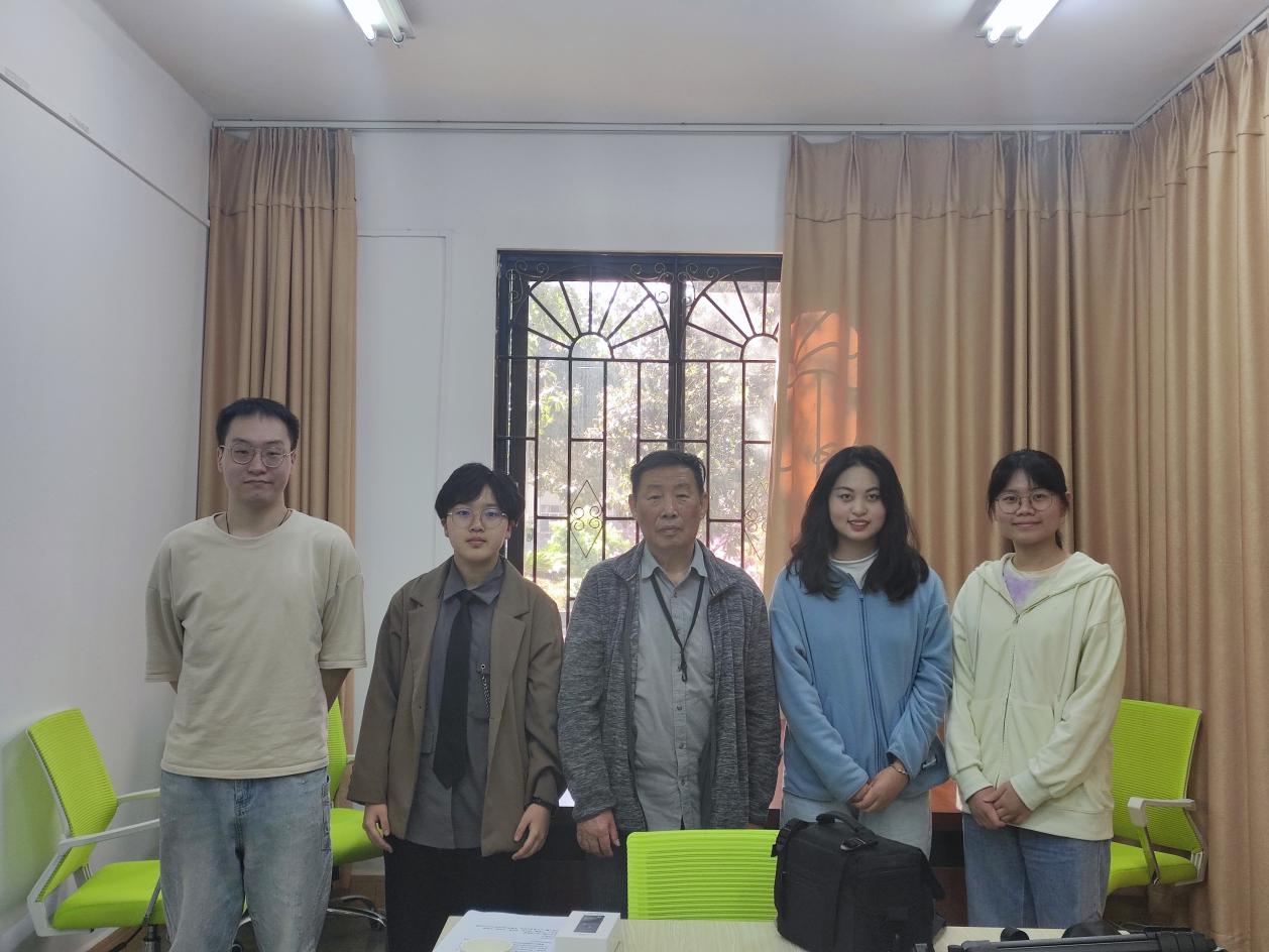 说明: 采访后与姜文清教授合影