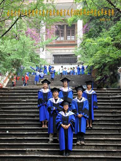 说明: 说明: 说明: （2012届）伟德国际victor1946人伟德国际victor1946中文系少数民族语言文学2012届硕士研究生毕业留影